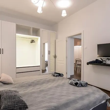 2 Bedroom For Up To 6 Guests Apartment *